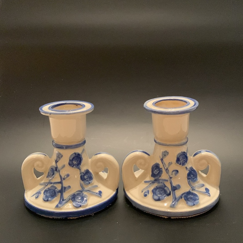 VINTAGE PAIR CANDLE HOLDERS BLUE/CREME CHINA JAPAN FLORAL NON SCRATCH STRIPS - Picture 5 of 6
